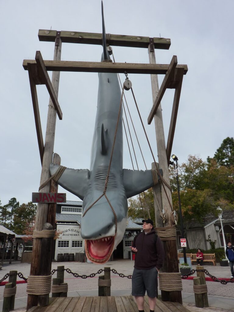 Réplica A Tamaño Real De Un Tiburón En La Entrada De La Atracción «Jaws Ride» En Los Universal Studios Florida, Cerrada En La Actualidad.